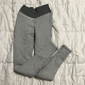 NEVER WORN: Butt Enhancing Grey and White Leggings